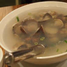 アサリのスープ。油浮いてるように見えますがさっぱり塩味