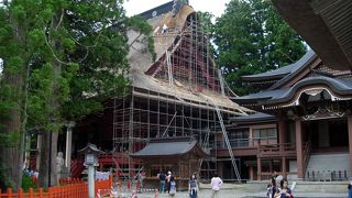 社殿の茅葺が重厚