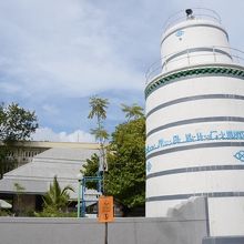 台形の屋根を持つフクル・ミスキーと灯台型のミナレット