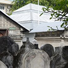 フクル・ミスキー（台形の屋根）と、敷地内の墓地。