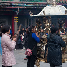 熱心に祈る人々