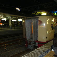 岡山駅でのサンライズ瀬戸との連結の様子