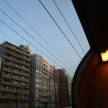 翌朝、ビル群を抜けて、