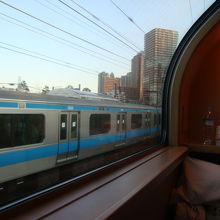 通勤電車と並走