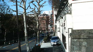 近くに住む松平氏の役職名がついた坂