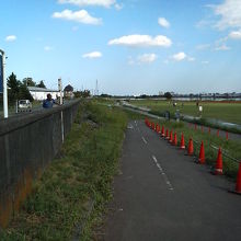 河川敷には広い運動場があり、子供たちが遊んでいました。