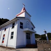 木が生い茂る山道の先にある教会　陸の孤島のようなところにある