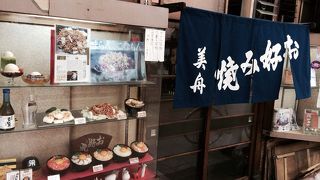 昭和レトロなお好み焼き屋。焼きそばが有名みたいです。