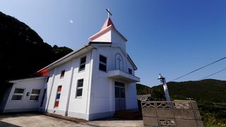 木が生い茂る山道の先にある教会　陸の孤島のようなところにある