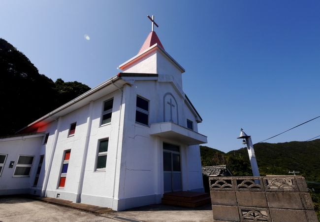 木が生い茂る山道の先にある教会　陸の孤島のようなところにある