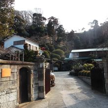 入口門、市指定重要建築物プレートも(左)