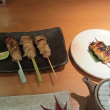 こちらが地鶏食べ比べセット。一番左が名古屋コーチン。