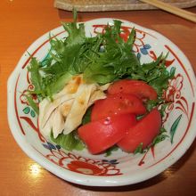 野菜が食べたくて頼んだトマトサラダ。これも蒸し鶏入添え