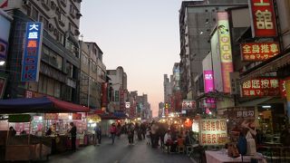 高雄で一番大きな夜市だそうだが、人口の多い台北の夜市が活気がある。