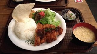 店内のタイルがかわいい。