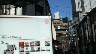 赤坂サカスのショッピングエリアを形成