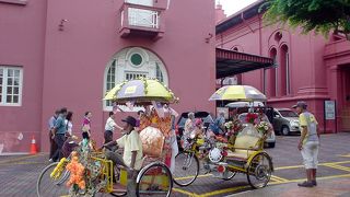 大音量のチープな音楽はハタ迷惑なトライショー