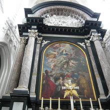 祭壇上にある「聖母被昇天」（1626年）