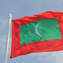 ジュムフーリー・メイダーンのモルディブ国旗。その由来は本文で