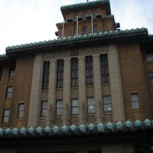 横浜税関、優雅な「クイーン」