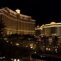 手前がベラージオ、奥はシーザーズパレス