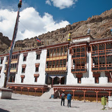 ヘミスゴンパ外観