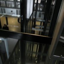 中央にあるガラス張りのエレベーター　斬新です。