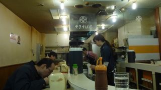 各自で味付け、屋台というより駄菓子屋のやきそばです