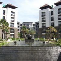 ロビーから中庭を望む