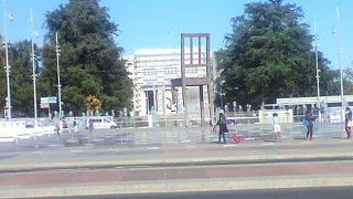 ときどきデモ隊が囲むのを見ると、国際政治の中心なのでしょう