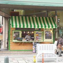 沖縄三越店。左側にベンチがあります。
