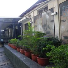 線路沿いにある倉庫群