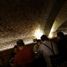 洞窟のようで薄暗い店内。でも熱気ムンムンでしたよ。