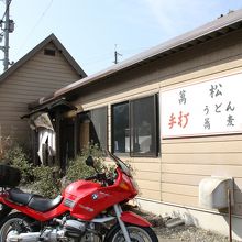 外観です。駐車場は５台くらいあります。