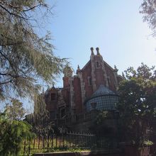 建物はシックです