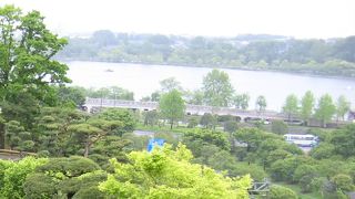 偕楽園の前に広がる湖