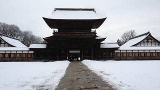 雪に包まれたお寺は静かで荘厳さが際立つ