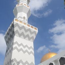 青空を背景にしたイスラミック・センターのドームとミナレット