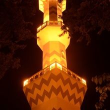 暗くなったあとはライトアップされた姿も見られます。