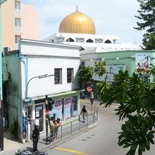 シーガル・カフェ・ハウス２階からも見えるイスラミック・センタ