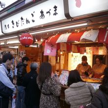通り沿いに店があります。