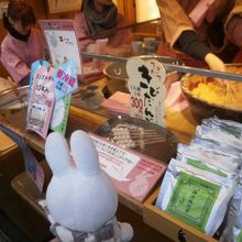 一人前５本で３００円です。