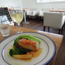 メインのお魚。白ワインとともに。