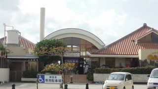 にぎわっています。