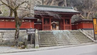 大谷石に囲まれた　お寺