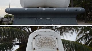 マレ島防波堤の竣工記念碑