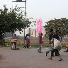 南庭エリアは公園のように利用する人々や売り子がいます。