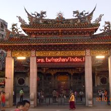 門ですよ。　道路に面していますのですぐに見えます