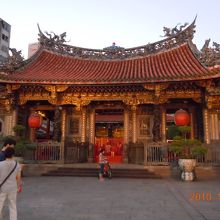 門を入るとすぐにある建物です