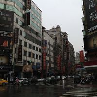 周辺は繁華街です。